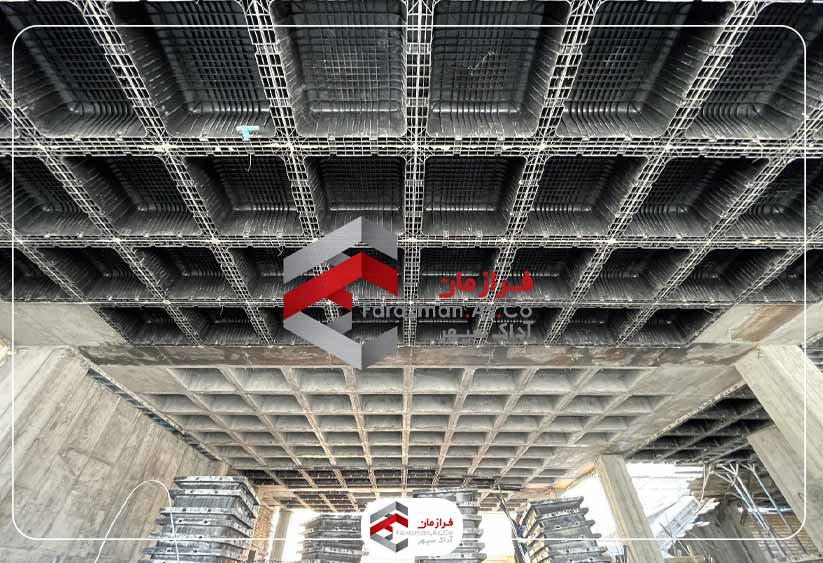 عملیات دمونتاژ سقف وافل دو طرفه یکی از مراحل اجرای سقف وافل